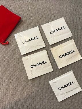 CHANEL White Sachet Cleansing Towelettes